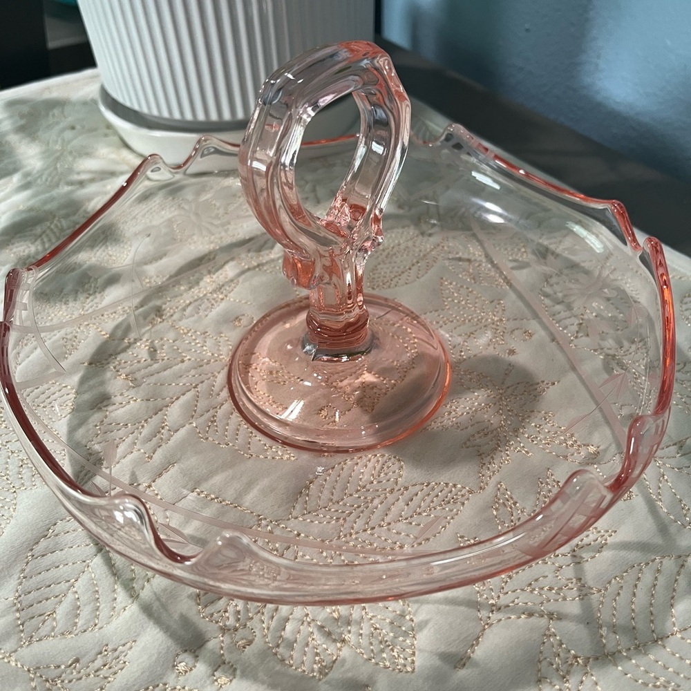 Center Handle Bon
8.5" Etched Floral
Serving Dish Vintage
Peach Pink Depression